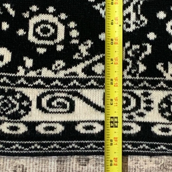 Vintage 80’s ADELE Acrylic Black & white Geometric Flower Sweater - Picture 13 of 14